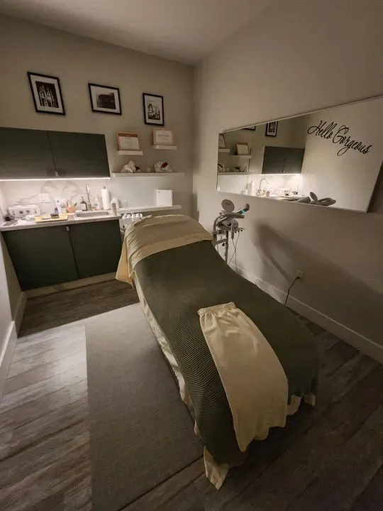 https://cdn.salonspotlight.com/photos/f5SnsuqwU7hqvZdRbllw/1c12daee-ff90-4ff3-b174-b3f6426b1751_720x720