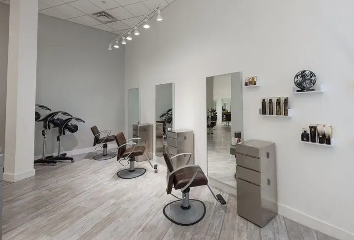 https://cdn.salonspotlight.com/photos/f5SnsuqwU7hqvZdRbllw/6f7c6681-d2e6-4455-8843-9a663c57b6ab_720x720