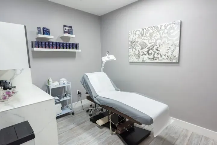 https://cdn.salonspotlight.com/photos/f5SnsuqwU7hqvZdRbllw/878c2e5d-081e-4f29-94d6-82512fbb7e9f_720x720