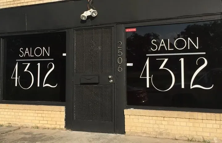 https://cdn.salonspotlight.com/photos/f7aXTCPcrLaU4FkfzmPj/8446d446-c1c4-4584-85c8-f9ff58240b43_720x720