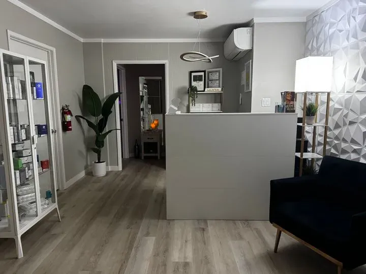 https://cdn.salonspotlight.com/photos/fAsO5NG1yGbQbE4XvWnX/255a7683-85d2-4ee0-8c9b-f671400aa7ff_720x720