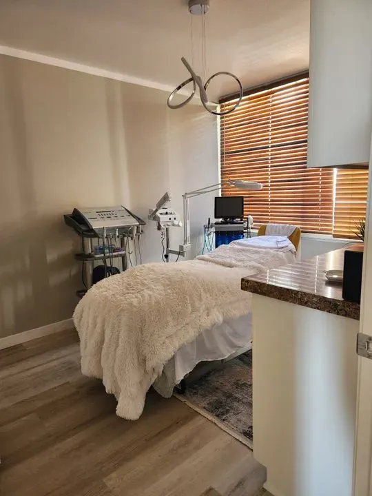https://cdn.salonspotlight.com/photos/fAsO5NG1yGbQbE4XvWnX/92a3ebe4-263f-42da-a235-0cfc74c87687_720x720