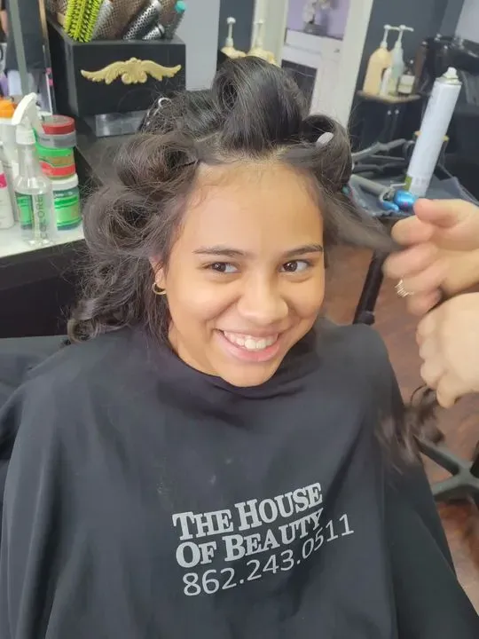 https://cdn.salonspotlight.com/photos/fDqlMQmJStGtiuVkqABA/0ff585e1-9b80-471c-b163-84e00acbc67e_720x720