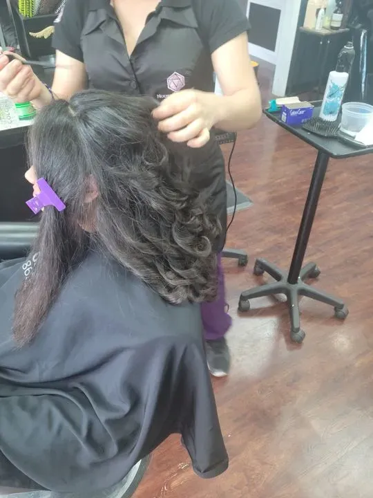 https://cdn.salonspotlight.com/photos/fDqlMQmJStGtiuVkqABA/b37a0f63-126b-4eb9-a34c-c6d18788098d_720x720