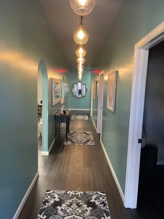 https://cdn.salonspotlight.com/photos/fENaRNw0xBmDvDD68rtF/115a148a-74f1-4656-b411-acd5b7498d47_720x720