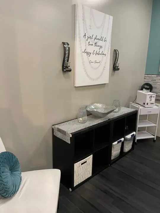 https://cdn.salonspotlight.com/photos/fENaRNw0xBmDvDD68rtF/73b600ee-b8aa-4320-9009-99efe3d72f31_720x720