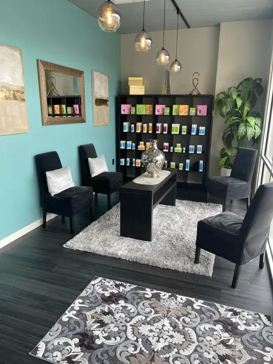 https://cdn.salonspotlight.com/photos/fENaRNw0xBmDvDD68rtF/8bf0caa9-e02e-4a46-8ca2-616fa745e62f_720x720