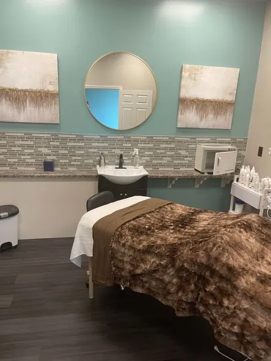 https://cdn.salonspotlight.com/photos/fENaRNw0xBmDvDD68rtF/fd489b01-fba8-4e34-b4fb-ce898416d6c8_720x720