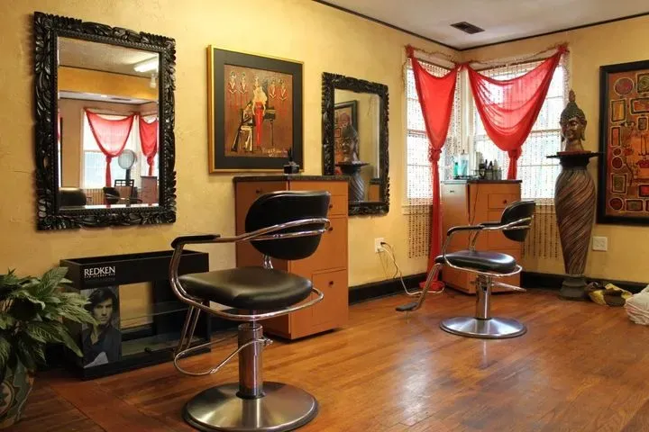 https://cdn.salonspotlight.com/photos/fGAskIIxnXvyKSUrnkE8/ab216bd0-4499-4931-ab34-7f6921ea74a2_720x720