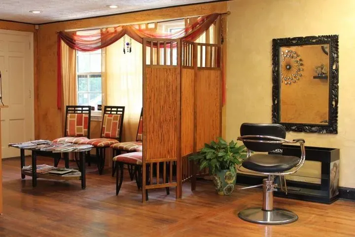 https://cdn.salonspotlight.com/photos/fGAskIIxnXvyKSUrnkE8/bf7aae82-507e-42c2-a0a1-f65c148512dd_720x720