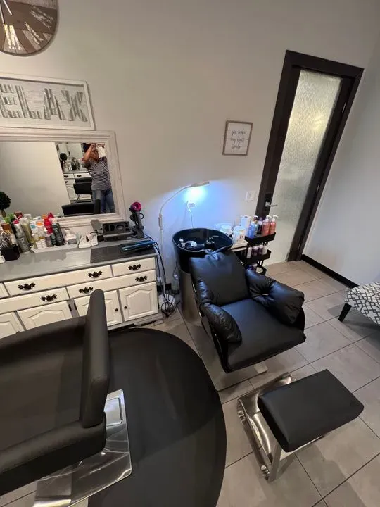 https://cdn.salonspotlight.com/photos/fHAyKHTkqCpoXqFvIFp3/4bf1cbc0-6d5c-491f-8455-40aab90e7e5e_720x720
