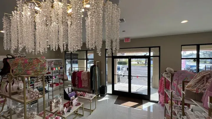 https://cdn.salonspotlight.com/photos/fHIDUJJUXysAf7NbJVdw/79d56c35-396a-4333-85fc-b1b33284c3b1_720x720