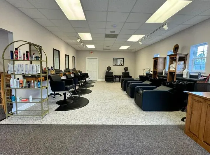 https://cdn.salonspotlight.com/photos/fIhpHMPfxBgiwuCYxc5T/7421d9b9-5e82-44be-b56e-3a95f0e01bc6_720x720
