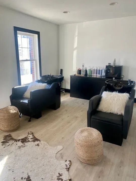 https://cdn.salonspotlight.com/photos/fJfnKNpPaWsh3qBFVcBO/a5068781-cbd8-4e67-bca9-ddaa70f49ded_720x720