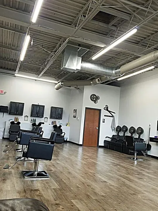 https://cdn.salonspotlight.com/photos/fJvgH19V0oRiVr3OhjWt/06ea8e31-dd65-49dc-beb9-cee9a2397421_720x720