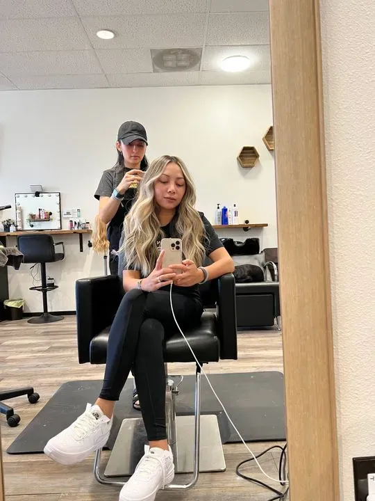 https://cdn.salonspotlight.com/photos/fLJ9f8mWT7JHejrmbTF6/022994ed-b17e-4e0b-a595-b204ebd20f42_720x720