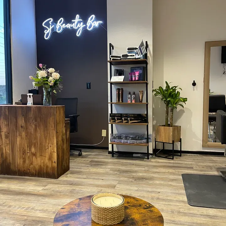 https://cdn.salonspotlight.com/photos/fLJ9f8mWT7JHejrmbTF6/7fa3a4ac-fa36-4cff-9ea9-1c7d94ec8c4a_720x720