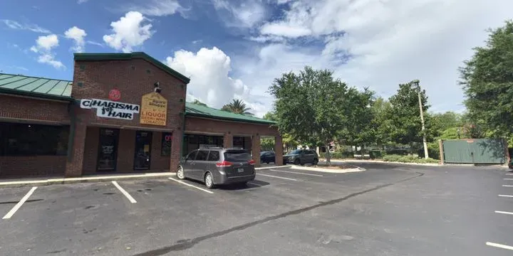 https://cdn.salonspotlight.com/photos/fNTIwBlNs0sysg8W3dIQ/36271207-a13a-485f-a81b-3789a065868b_720x720