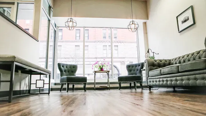 https://cdn.salonspotlight.com/photos/fQ1xEe2BBSRnG9vGuwWj/9fa86c11-4061-45a8-8721-33d6a7b5f386_720x720