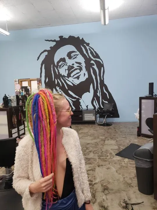 https://cdn.salonspotlight.com/photos/fR94BEH7rkAxkxf3ARZ8/b9c3f418-01c7-4a1a-bbf8-0e6ac06f3fc0_720x720