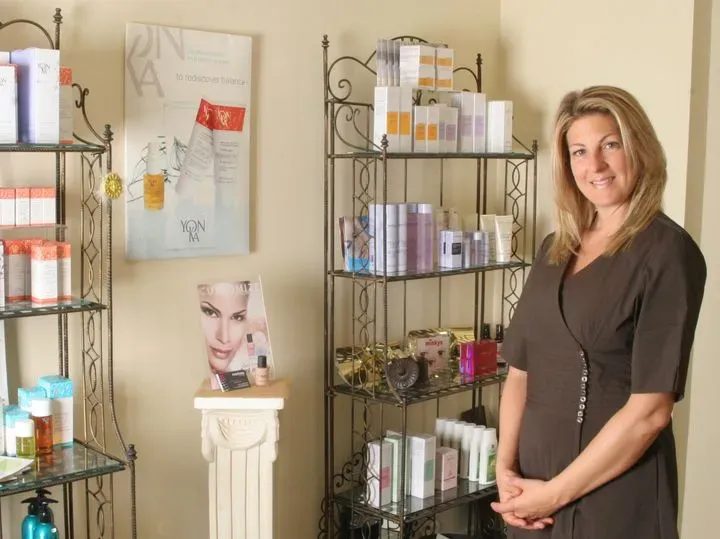 https://cdn.salonspotlight.com/photos/fRIas53ipXlxrrEnSWLH/128204ca-8c25-48e3-a44c-a554c20e8826_720x720