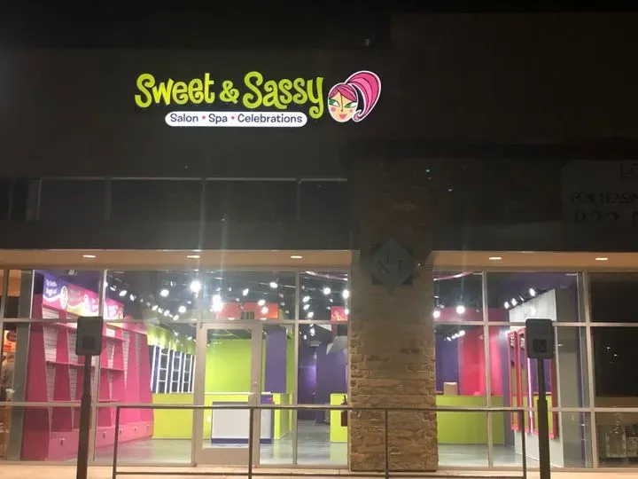 https://cdn.salonspotlight.com/photos/fRo7EjXLvrGeUHHq0xdH/4509c77a-8739-4838-9232-9bd7ec37c97b_720x720