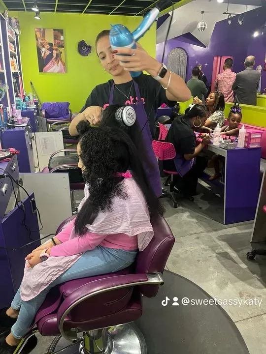 https://cdn.salonspotlight.com/photos/fRo7EjXLvrGeUHHq0xdH/bfcb2f51-062a-4296-a5e8-1bc7bc2f2aeb_720x720