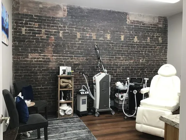 https://cdn.salonspotlight.com/photos/fUxzgfkyrRCokXKW0KvB/41261f27-4af9-4c7f-a65e-40ec7bb7ea2e_720x720