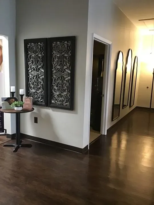 https://cdn.salonspotlight.com/photos/fUxzgfkyrRCokXKW0KvB/4fd715ee-4de0-4c58-8280-9599a9bcc3a1_720x720