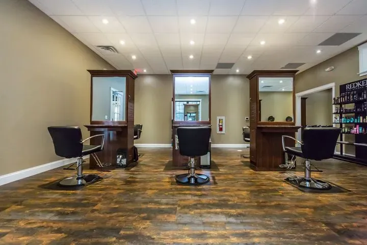https://cdn.salonspotlight.com/photos/fWVY2aaZO4Qn12rvK6jE/d0b67169-c095-4a5e-9182-af40d34eb3e4_720x720