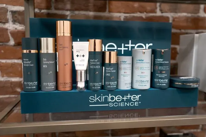 https://cdn.salonspotlight.com/photos/fXJoKJFSsGccflXKLTG0/0da8a5fc-ab88-44a1-a126-5524b3acc2c7_720x720