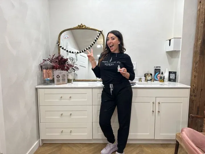 https://cdn.salonspotlight.com/photos/fXJoKJFSsGccflXKLTG0/136ae3ca-c268-4999-bbe9-0936488935a2_720x720