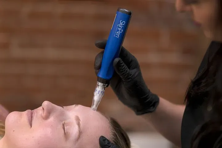 https://cdn.salonspotlight.com/photos/fXJoKJFSsGccflXKLTG0/d221fed0-30f8-413d-b1fb-b716bbd9a605_720x720