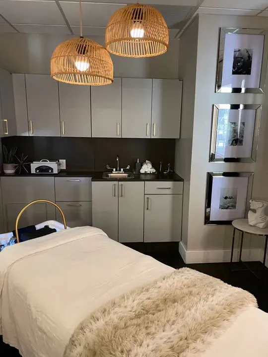 https://cdn.salonspotlight.com/photos/fYEf8Gn6dTnOZ1yEZALg/c26e82e6-1630-4177-98f4-f88c3f7f9aae_720x720