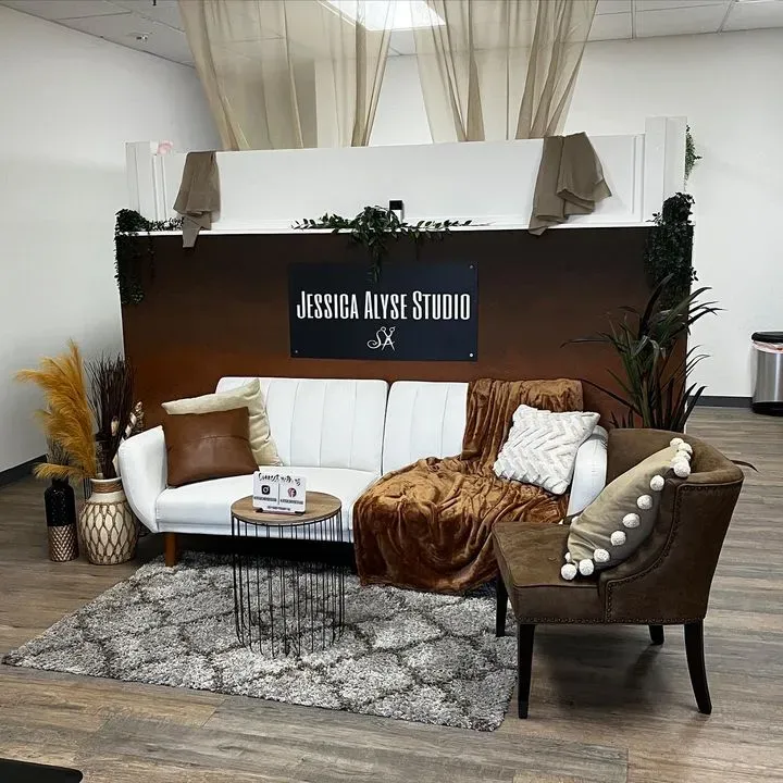 https://cdn.salonspotlight.com/photos/fZlbtMcZnTHsnrwaHGFB/56c44b2c-1379-4cb0-8bd7-71f9be73f439_720x720