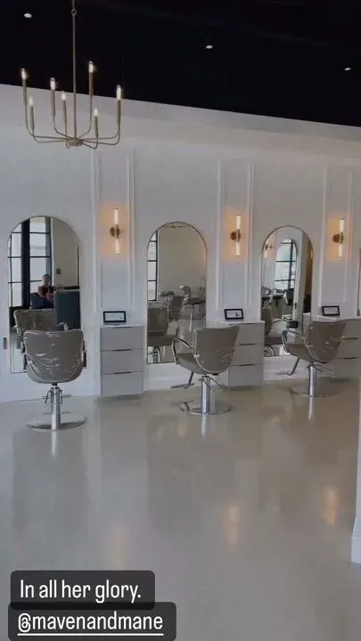 https://cdn.salonspotlight.com/photos/fahzwn35JKB6Mxtl3nKL/29a1beb7-ddaa-4379-9333-fcdf76a8083c_720x720