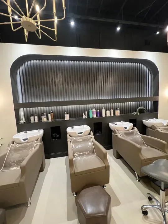 https://cdn.salonspotlight.com/photos/fahzwn35JKB6Mxtl3nKL/8708a6cc-2032-446c-bc79-0ca24be55ebe_720x720