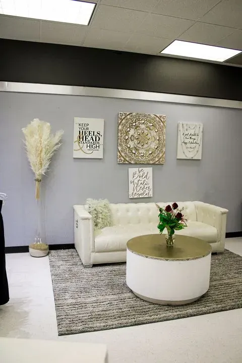 https://cdn.salonspotlight.com/photos/fayK6pequhrWt0Ib5LxX/f54d59cc-3c45-47a8-ba6d-e4a78f590251_720x720