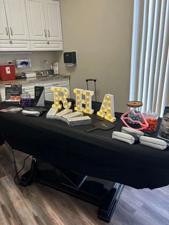 https://cdn.salonspotlight.com/photos/fcbDLsa0A38LaRS0pDMr/0cffa7e4-c322-43ba-b645-9add7575b20e_720x720