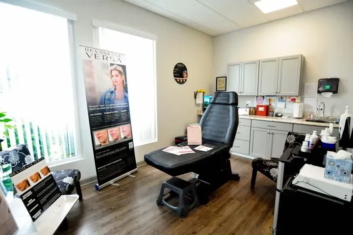 https://cdn.salonspotlight.com/photos/fcbDLsa0A38LaRS0pDMr/616d33d1-016b-48ea-843c-4931d131abda_720x720