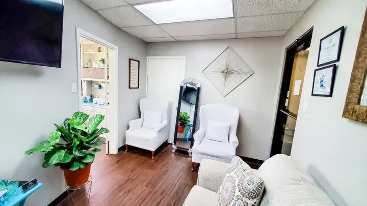 https://cdn.salonspotlight.com/photos/fd49WqL5P5yHJY2Sbnjf/757c9387-d1de-49e6-a0f0-ea3aa4f8e2ed_720x720