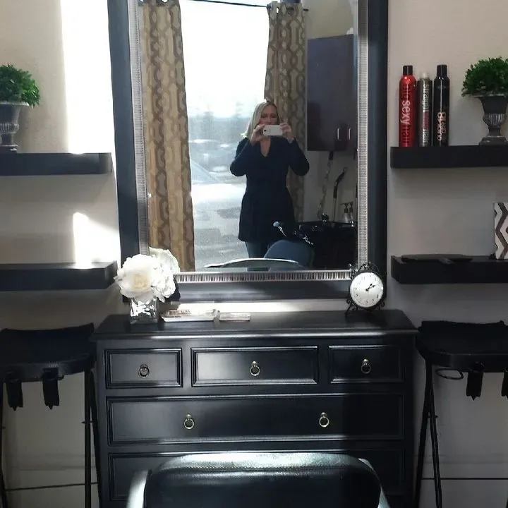 https://cdn.salonspotlight.com/photos/ffdl5tOV9CXnHQrG2Aiz/752e6d91-75aa-4944-83e6-9be6366fcefa_720x720
