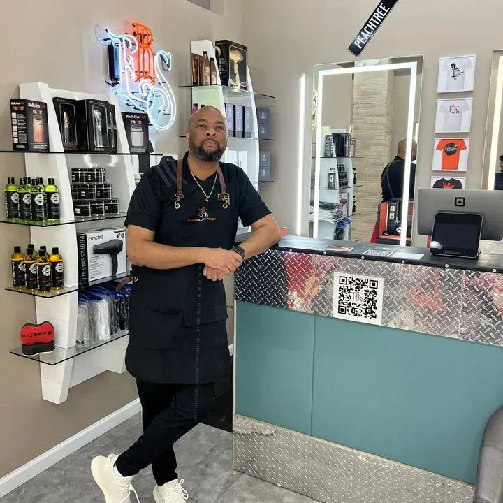 https://cdn.salonspotlight.com/photos/ffkczWS3VP9QrVC87qKr/c62d3c47-668e-408d-81f8-8abfc56e5456_720x720