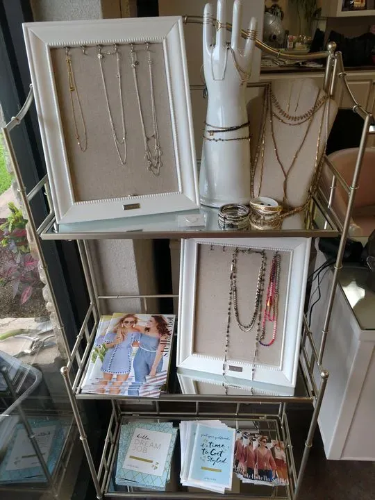https://cdn.salonspotlight.com/photos/fg5G4AGneHFHMuPK1P0c/d5a2de9d-2bee-4da3-b66d-d66405d02957_720x720