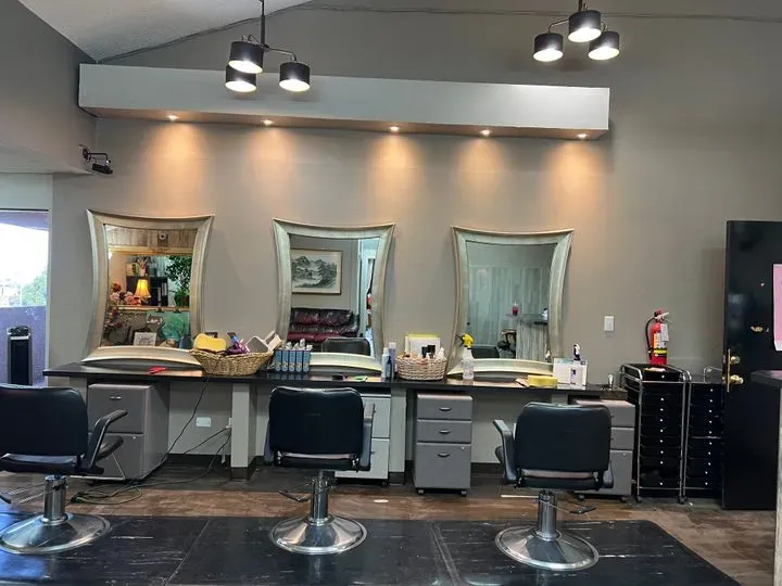 https://cdn.salonspotlight.com/photos/fgzEVVTo8rneNRj5KtaW/038cbe6b-e6f4-43c7-b8b2-2d3984da13ef_720x720