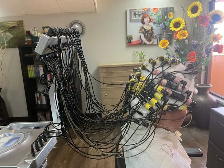 https://cdn.salonspotlight.com/photos/fgzEVVTo8rneNRj5KtaW/6d190cd1-40d6-4f4a-8f08-ec7fb9bb10e4_720x720