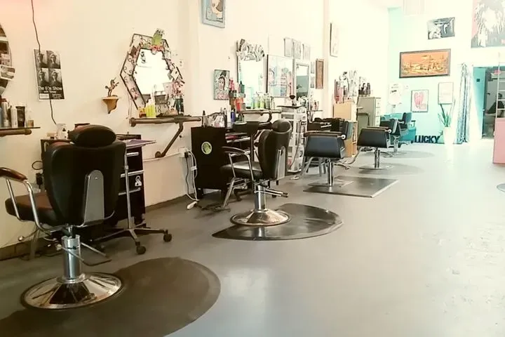 https://cdn.salonspotlight.com/photos/fiyX3S1UMun29vHZmqJq/1adbabf3-74e4-4b09-899f-1f8cda44784e_720x720