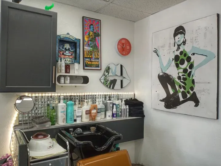 https://cdn.salonspotlight.com/photos/fiyX3S1UMun29vHZmqJq/a2ffebe2-45b6-4606-8f37-fef7086f6193_720x720