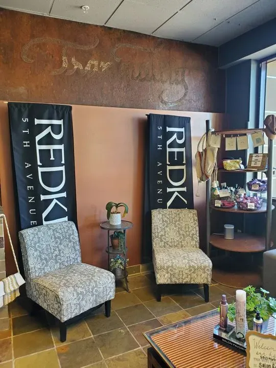 https://cdn.salonspotlight.com/photos/fmm1Yc4mraD4sKJNrY3T/7d508cee-ca31-46a1-b9b2-8a25ac57d28b_720x720