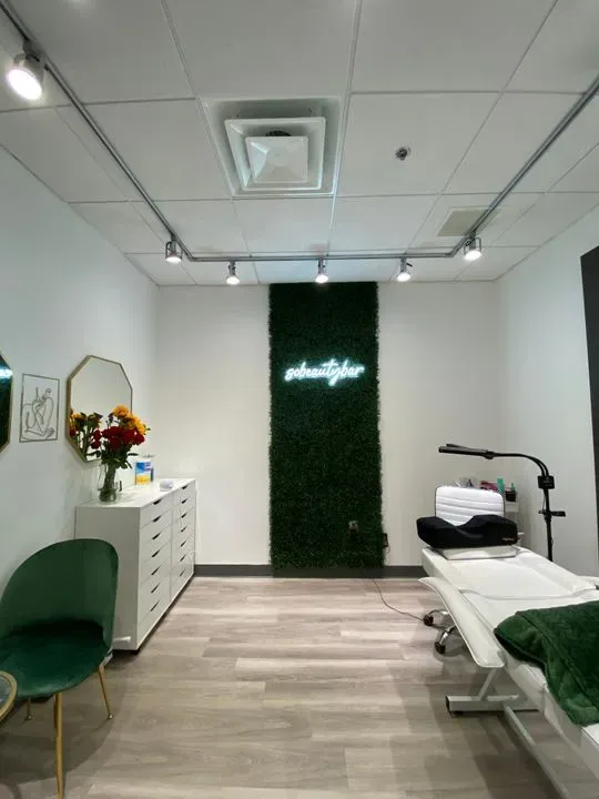 https://cdn.salonspotlight.com/photos/fn7OQzEchGOKuvD3LqVJ/eedc7aec-4d6e-42e5-8745-e448d51da03a_720x720